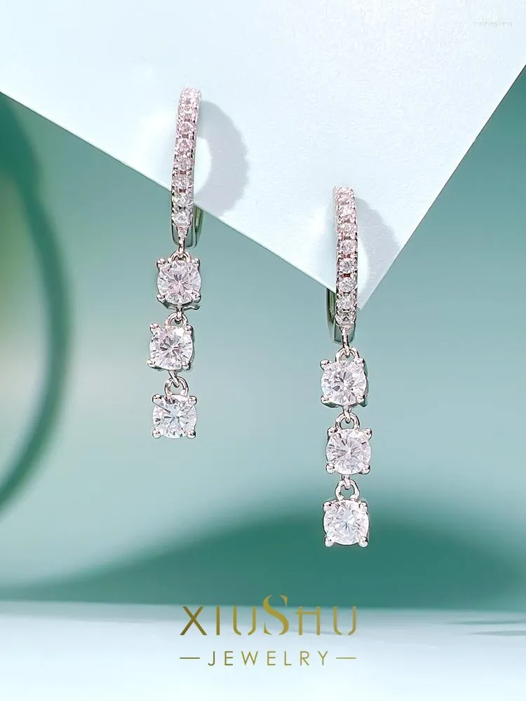 Boucles d'oreilles à tige en argent sterling 925 à la mode et luxueuses avec diamant blanc incrusté de style à haute teneur en carbone