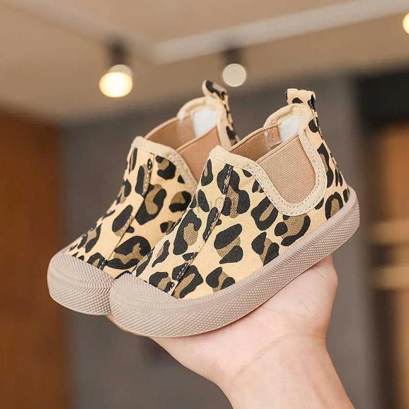 Flat skor små barn skor våren barn canvas skor mode leopard tryck pojkar bekväma casual skor för flickor barn sneakers stövlar l0824