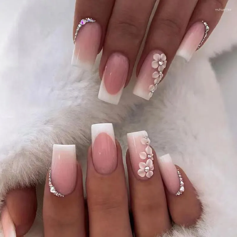 Faux ongles 24 pièces français simples avec des dessins de fleurs dégradé blanc mi-longueur carré presse sur cercueil couverture complète pointes d'ongles