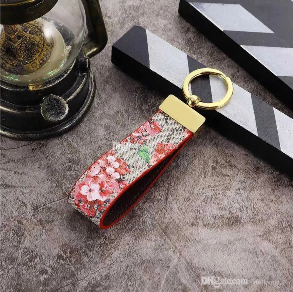 Keychain Brand Designer Key Chain Mens Luxury Car Keyring Womens Fashion Bee Buckle Handgjorda läderväskor Pendant Tillbehör Multicolor