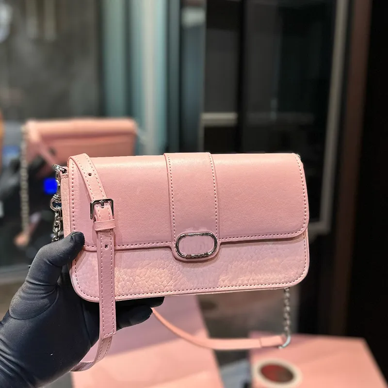 Bolso de hombro rosa Bolsos de sobre pequeños Totes Solapa de cuero puro Hebilla Cadena Cinturón Hardware Compartimento para insignia Auricular Bolsillo interior Cartera de moda