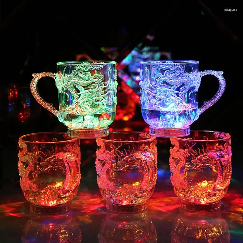 Verres à vin versez de l'eau sur la tasse à lumière vive KTV, barre en verre de couleur colorée créative Flash bière Induction