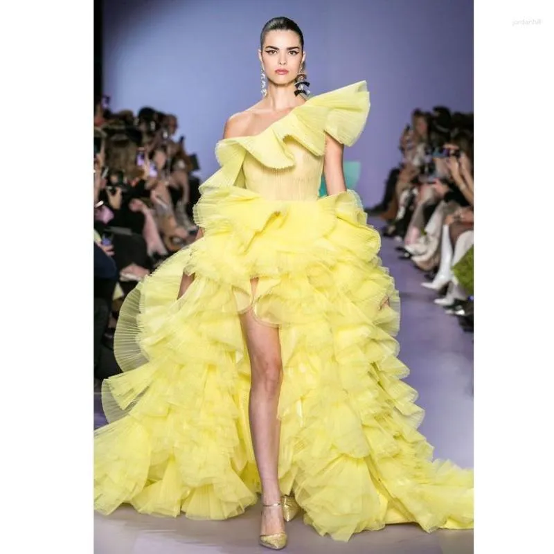 Robes décontractées Mode Jaune Volants Tulle Haute Basse Soirée Une Épaule Drapée Maille Longue Robes De Bal