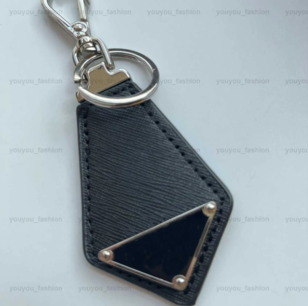 Designer unisex svart nyckelkedja tillbehör P nyckelringar bokstav lyxmönster bil smycken gåvor lanyards för väska