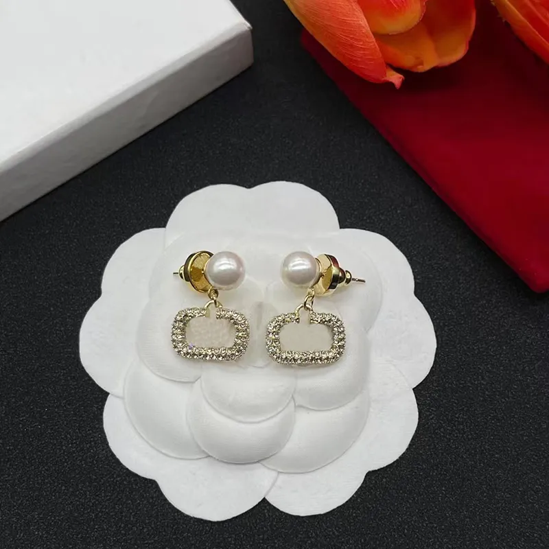 Boucles d'oreilles en perles pour femmes Boucles d'oreilles en or Boucles d'oreilles de luxe Bijoux de luxe Boucle d'oreille de charme brillant avec boîte V Hoop Bijoux Fiançailles CHD2308246 superka