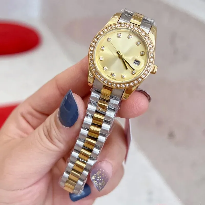 فاخرة الذهب الذهب ووتش أعلى العلامة التجارية 28 مم مصمم مشاهدة Diamond Women's Quartz Watch عيد الحب عيد الميلاد عيد الأم هدية الفولاذ المقاوم للصدأ على مدار الساعة