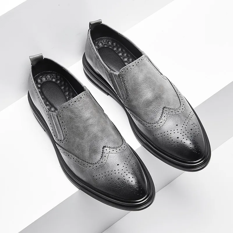 Vestido sapatos italianos sapatos de vestido deslizam em sapatos de couro de brogue para homem plus size point toe de negócios casual masculino para casamento 230823