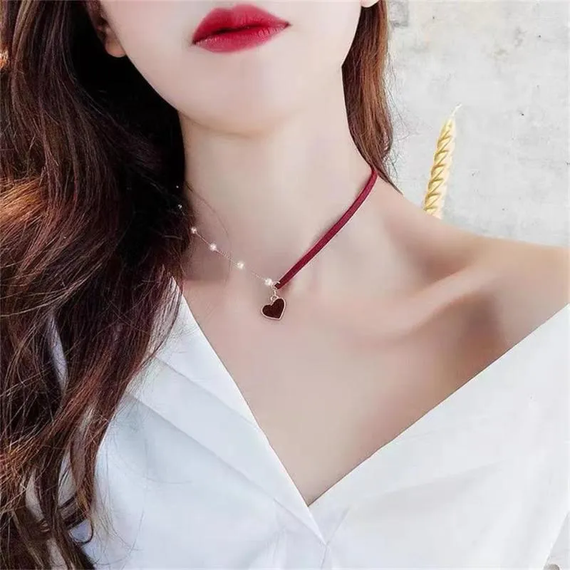 Naszyjniki wiszące czerwone serce Naszyjnik Lady Esthet Asymetryczne Korea Fashion Fashion Gold Stated Stated Ald Choker for Women Jewelry Akcesoria