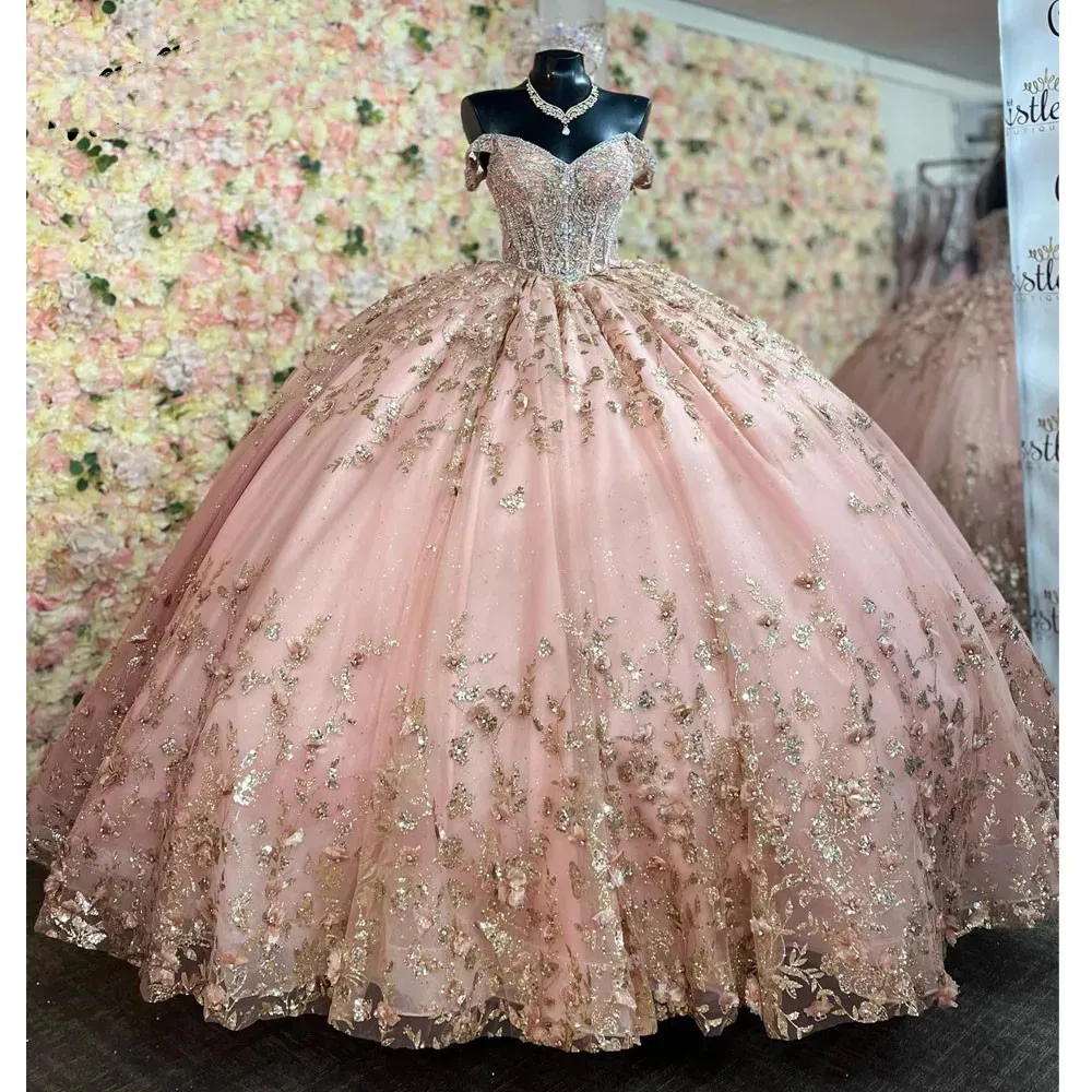 الأميرة الوردي Quinceanera فساتين عيد ميلاد رداء الأكمام القصير المخرمة من الدانتيل المشرقة منتفخة تنورة منتفخة فيزريدوس دي