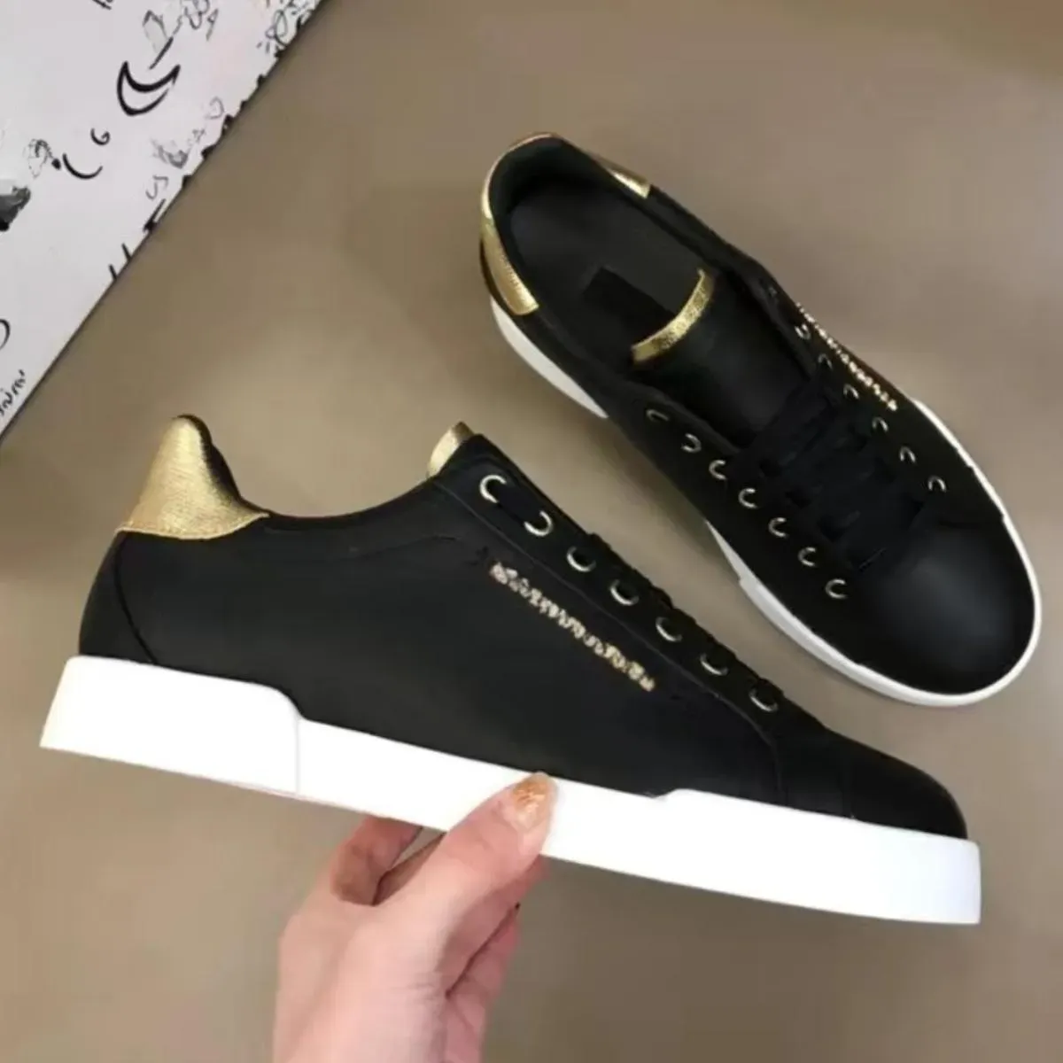 Designer Casual Nuovo 2023 Lettera di marca Uomo Donna di alta qualità Moda e comoda pelle di vitello traspirante Low Top Sport all'aria aperta Walking