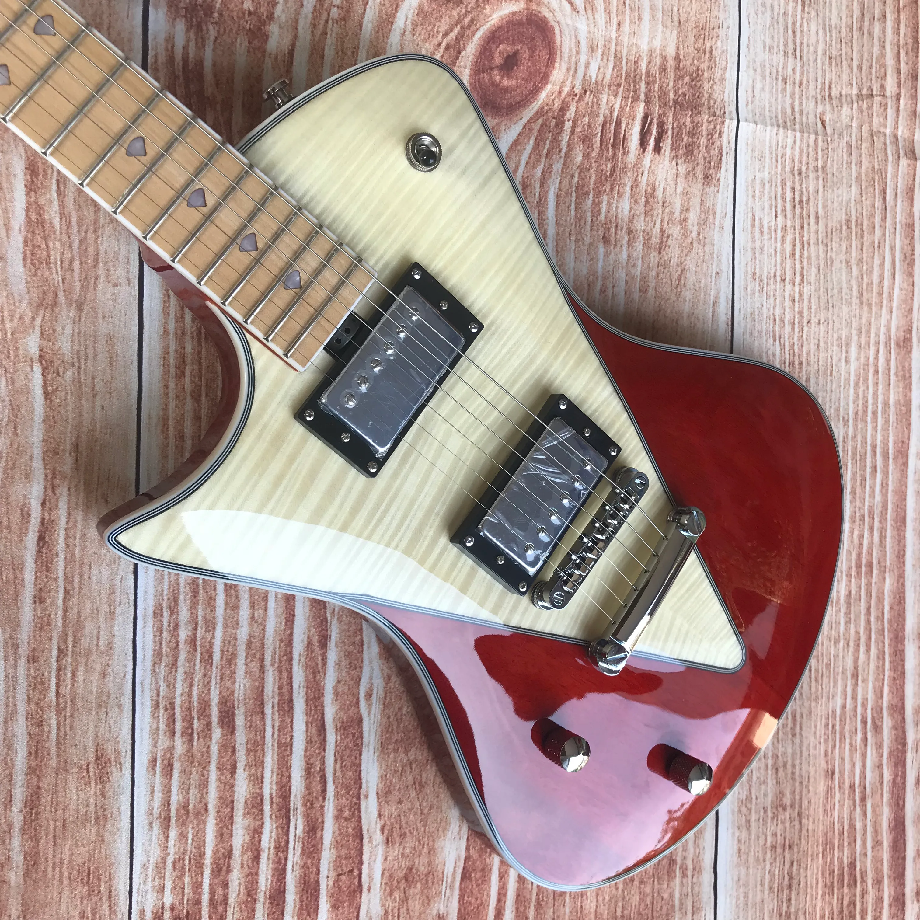 Vänsterhandad musikman Ernie Ball Armada Natural Trans Red Electric Guitar V-formad bokmatchad Flame Maple Top Belly Cut Contour Body Locking Tuners Chrome Hårdvara