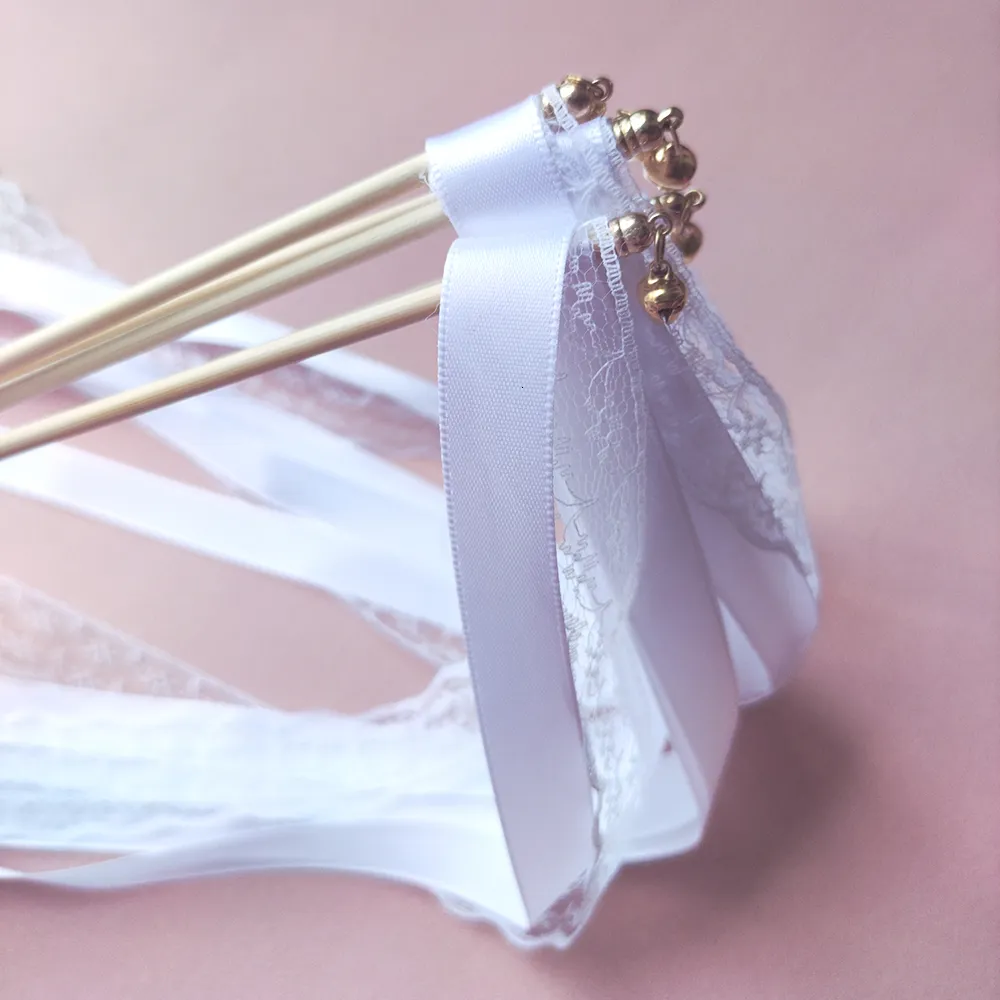 Dekorativa föremål Figurer 50st White Lace Ribbon Wedding Wands With Gold Bell 20st Fairy Stick Twirling Streamers Party Prop 230824