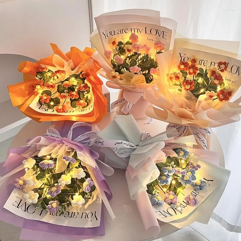 Fiori decorativi Bouquet di fiori all'uncinetto intrecciati a mano Decorazione regalo per giorno romantico fai-da-te per bambini Ragazza Ragazzi Camera da letto Y5GB