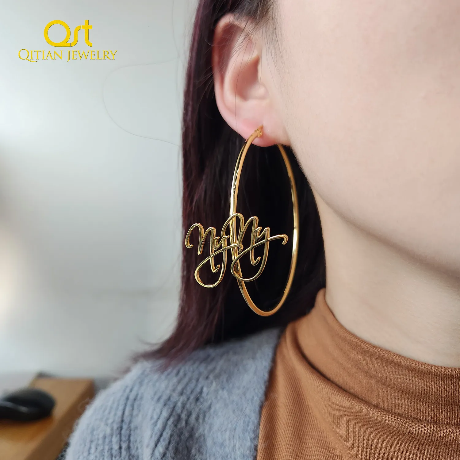 Hoop Huggie Qitian Custom Name Earrings Personlig överdriven örhängeuttalande handgjorda anpassade hiphop sexiga smycken för hennes 230824