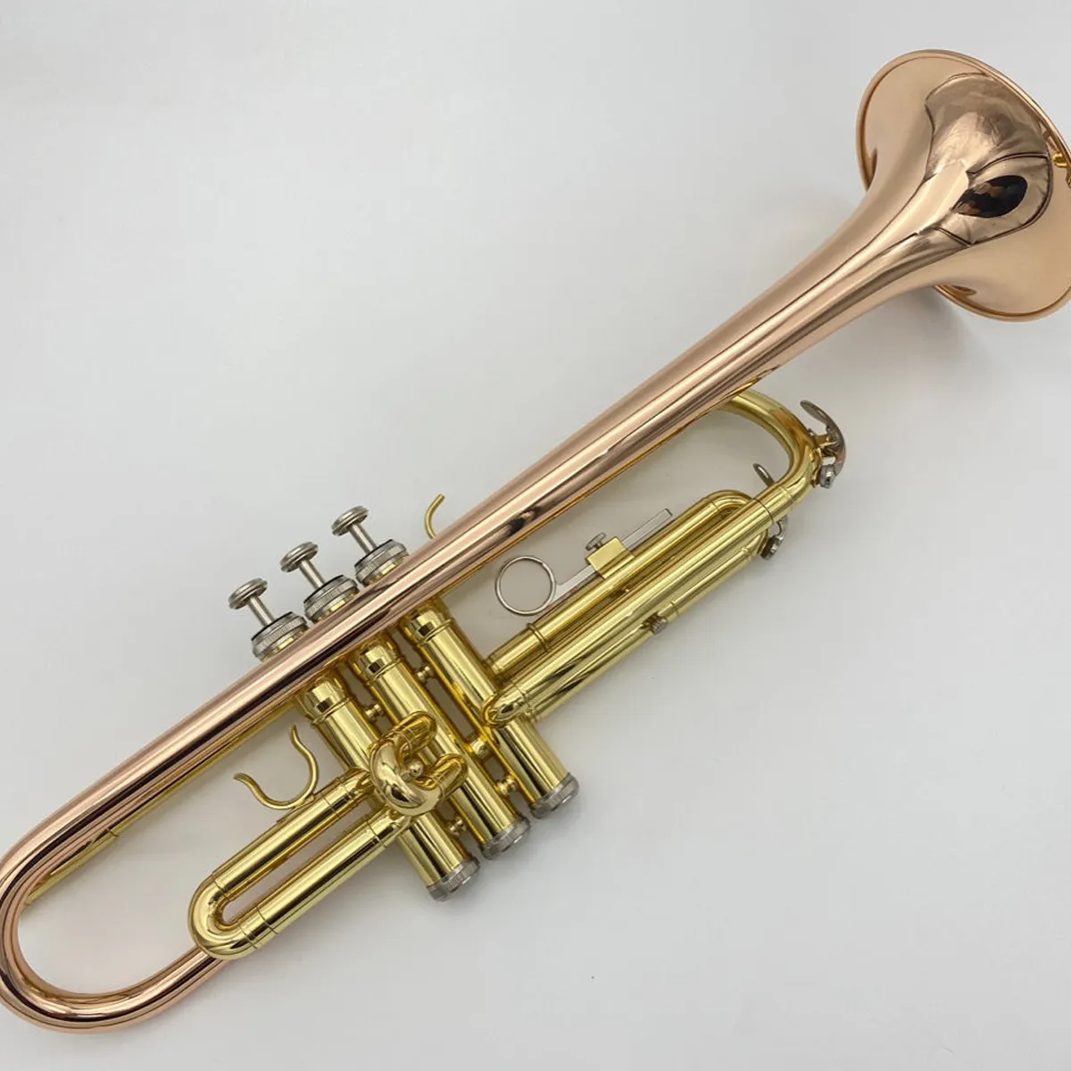 초보자를위한 고품질 전문 트럼펫 악기는 금도금 형광체 청동 뒷모습 왼쪽 트럼펫을 연주합니다.