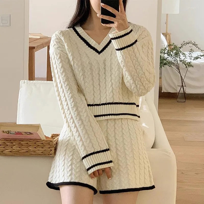 Kvinnors spårvagnar Clothland Kvinnor Elegant Knittande tröja Shorts Suit Knitwear V Neck Long Sleeve Pullover Mini Chic Two Piece Set Ta180