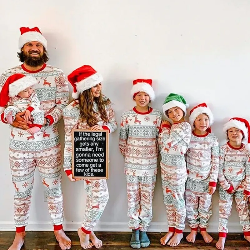 Familjsmatchande kläder Vinter julklapp till familjmamma Dotter pappa son matchande pyjamas set baby romper mjuk casual sömnkläder xmas look 230825