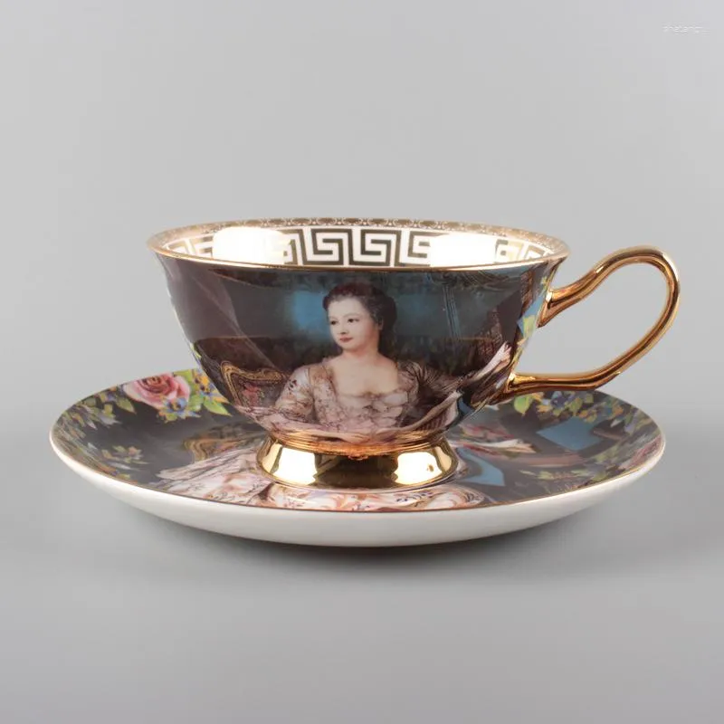 Tazze Set di piatti per tazze da caffè europei Antico Bone China in ceramica con bordo dorato e tè floreale pomeridiano britannico