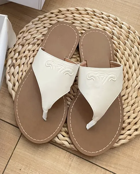 Klassische hawaiianische Feiertags-Flip-Flops mit runder Zehenpartie und flachen Sandalen für Damen