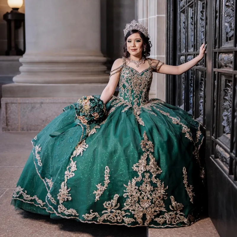 Sparkly Emerald Green Gold Appliques Off The Shoulder Luxury Quinceanera Dress 2024 Ball Gown Charro Mexican Dress vestido de 15