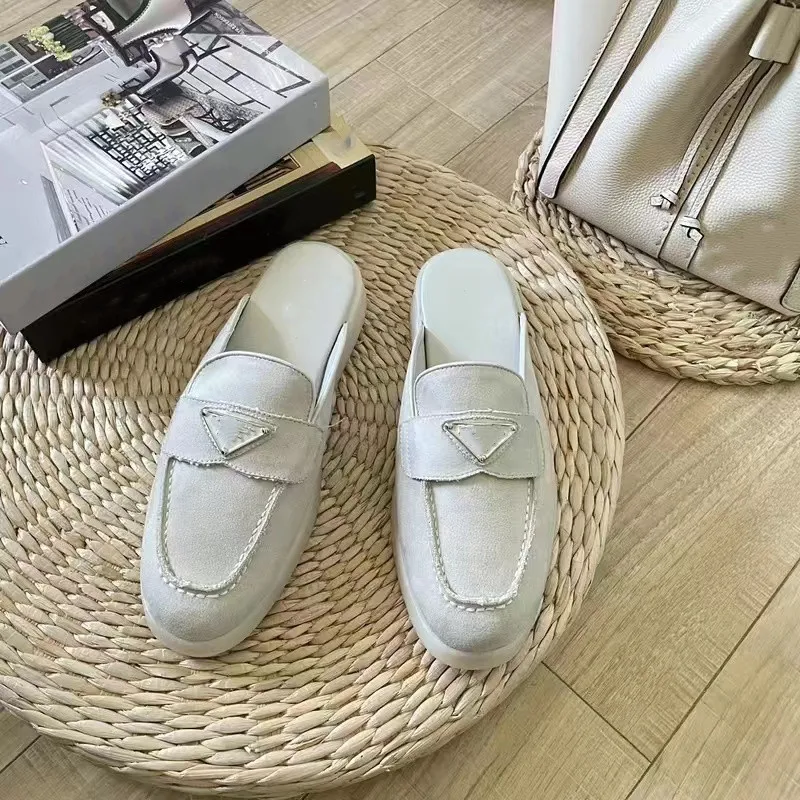 Mocassins de couro de camurça mula sapatos casuais sabots Giz Branco Sabot em pelle scamosciata Chaussures en daim Ecru Mocassins de designer de logotipo triangular de metal esmaltado 13