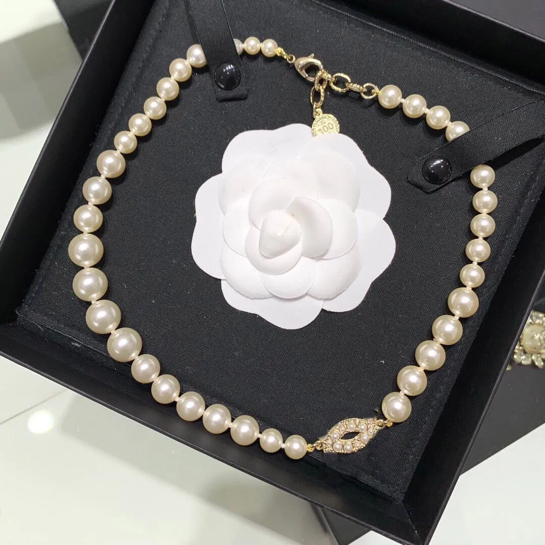 Collier pendentif à breloques de qualité de luxe avec toutes les perles blanches en plaqué or 18 carats pour femmes, bijoux de mariage, cadeau avec boîte tampon PS3312