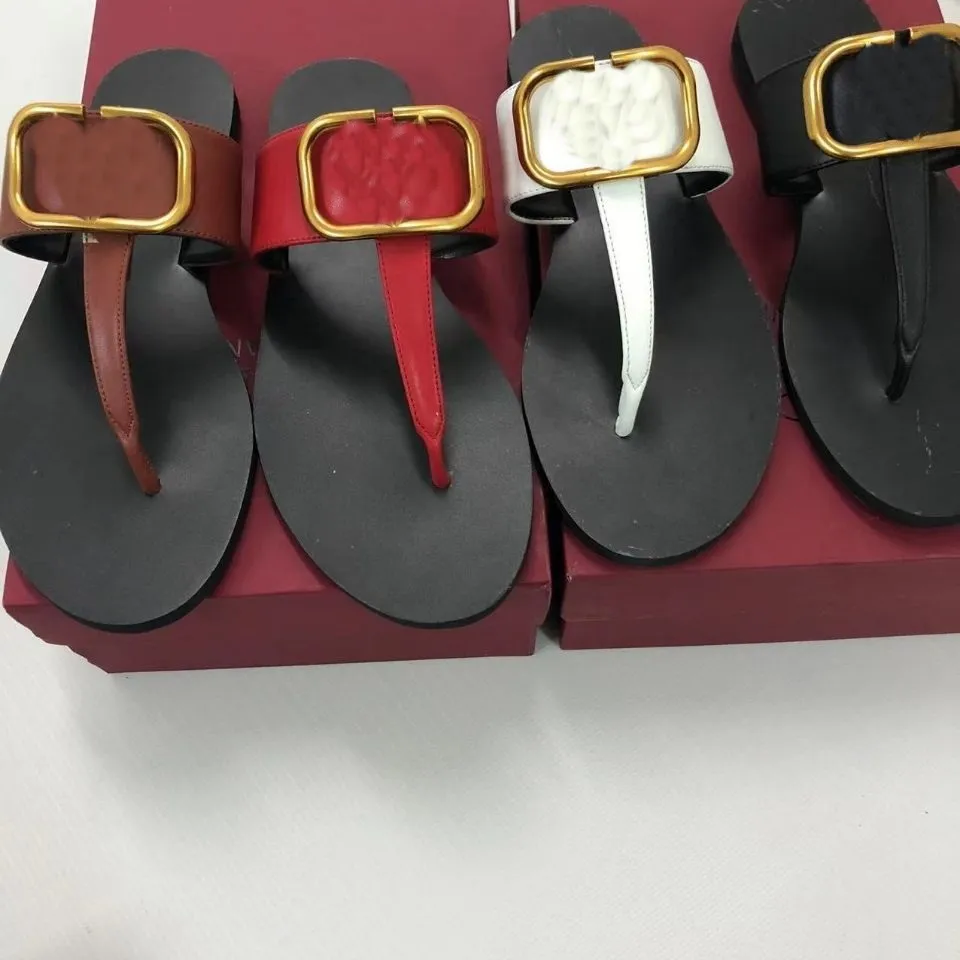Nya högkvalitativa designer damer sandaler Ny thong platt romersk spänne strand tofflor andas lätta avslappnade kvinnors skor för flickor festskor