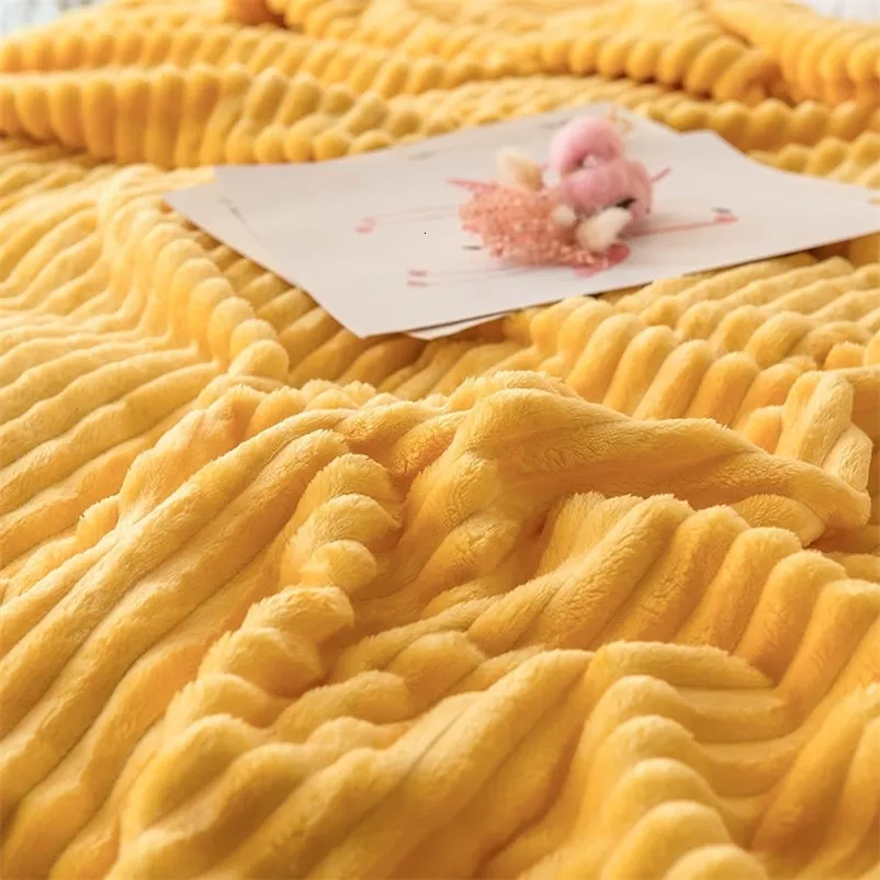 ベッド用の毛布固体黄色の柔らかい暖かい300GSM格子縞の四角いフランネル毛布の厚さスローL230825