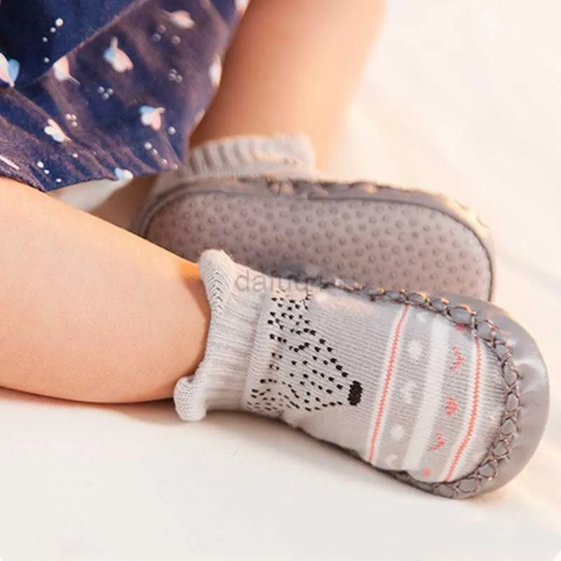 Primeros caminantes calcetines de moda para bebés con suelas de goma calcetín infantil recién nacido Otoño Invierno calcetines de suelo para niños zapatos L0828