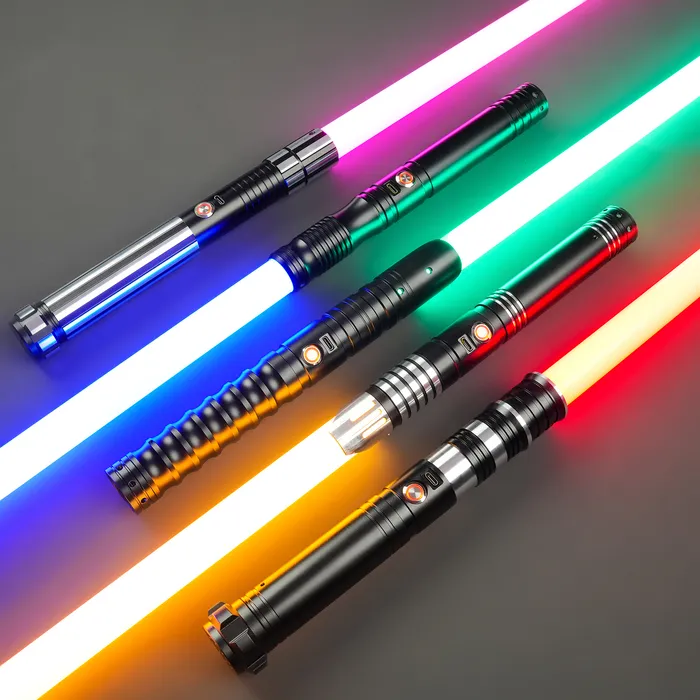 LED-lichtsticks LGT Sabrestudio Metal Hilt Force Heavy Dueling Sabre Oneindige kleurverandering met 34 geluidslettertypen Gevoelige soepele swing 230825