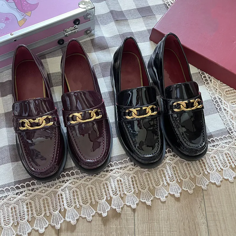 Chaussures décontractées de créateur pour femmes, robe Derby, chaussures de printemps, une seule pièce en cuir brillant, baskets noires, baskets brossées, chaussures en cuir