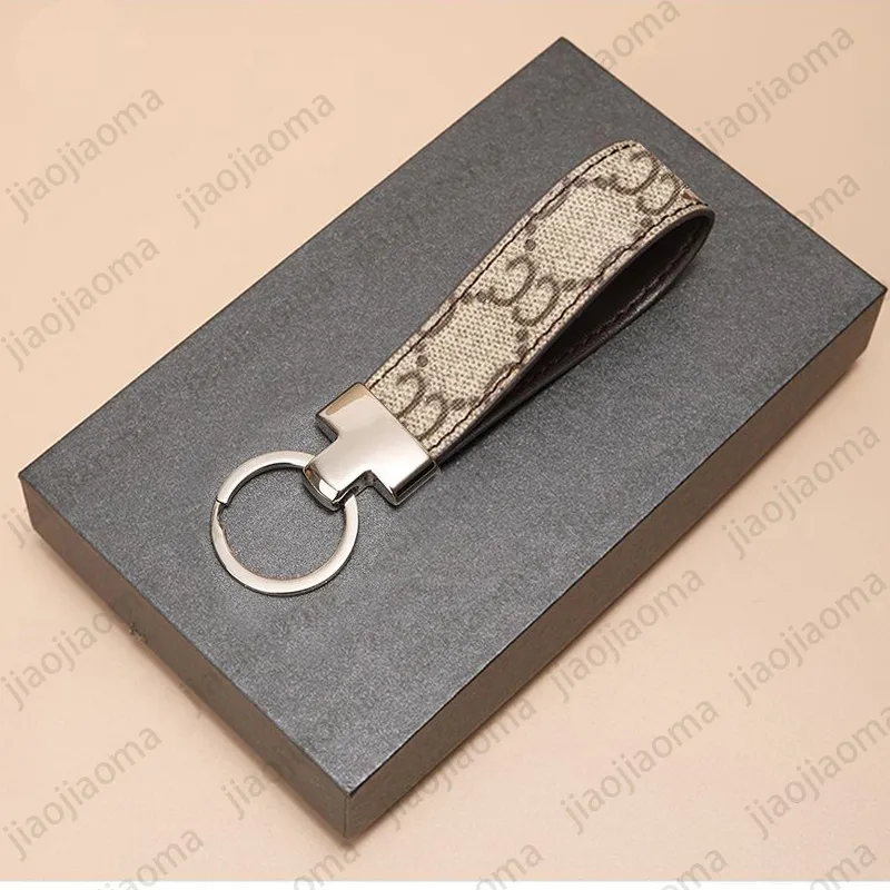 KU Designer Keychains Luxury Mens Keyasyon Altın Kaplama Tokalı Mektuplar Terring Charm Kradard Kravat Kolye Araba Deri Klasik Anahtarlık Kadınlar için 40DFS