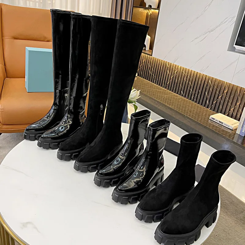 Luxuriöse kniehohe Designer-Stiefel von Naked Wolfe Spice, schwarze Stretch-Stiefeletten. Umfang: Stretch-Futter aus Stoff dehnt das Obermaterial. Plateau-Stiefeletten mit hohem Absatz