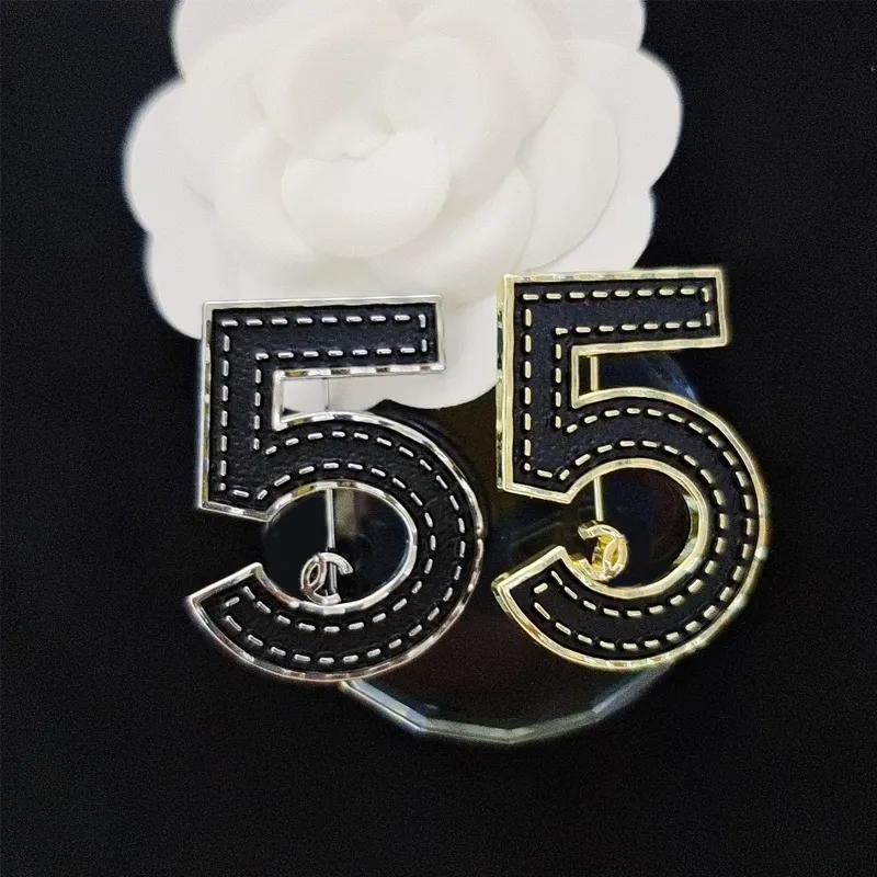 Vintage Leather NO5 Brooch with Stamp Women Men Number Letter Brooches Suit Lapel Pin for Gift Party