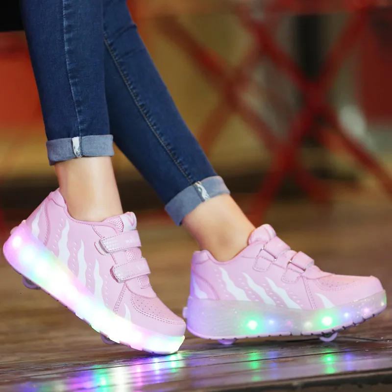 Спортивные открытые роликовые коньки 2 туфли Wheels светящиеся светодиодные детские девочки девочки детские модные световые спортивные ботинки Случайные кроссовки 230825
