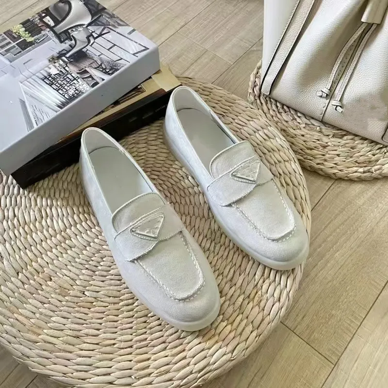 Suede Leather Loafers Mule Casual Shoes Sabots Chalk White Sabot i Pelle Scamosciata Chaussures En Daim Ecru Enaljed Metal Triangle Logo Designer Loafers 04