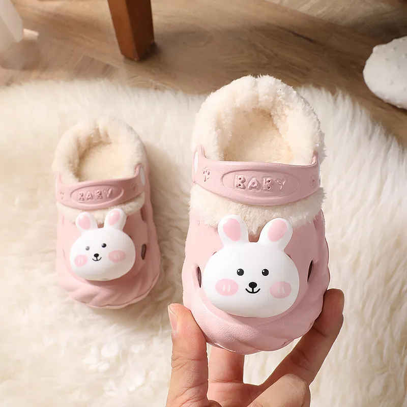 Slipper 06y Kids Mules Clogs Winter Boys Girls Sandals Flat Rabbit Cartoon Cute Beach Slippers Lägg till ullbarn Garden Shoes HC18 230825