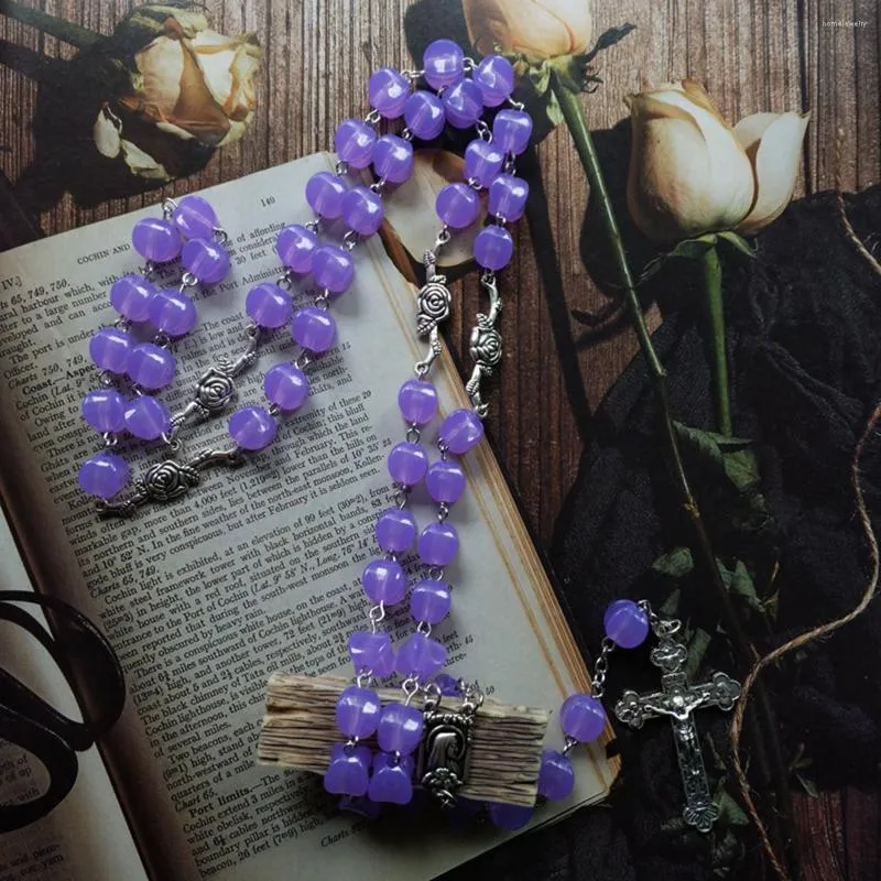 Naszyjniki wiszące Matki Bożej Maryi Crucifix Jezus Cross Naszyjnik Purple Luminous Rosary Peads for Women Men Men Catholic Modlitwa Biżuteria Prezent