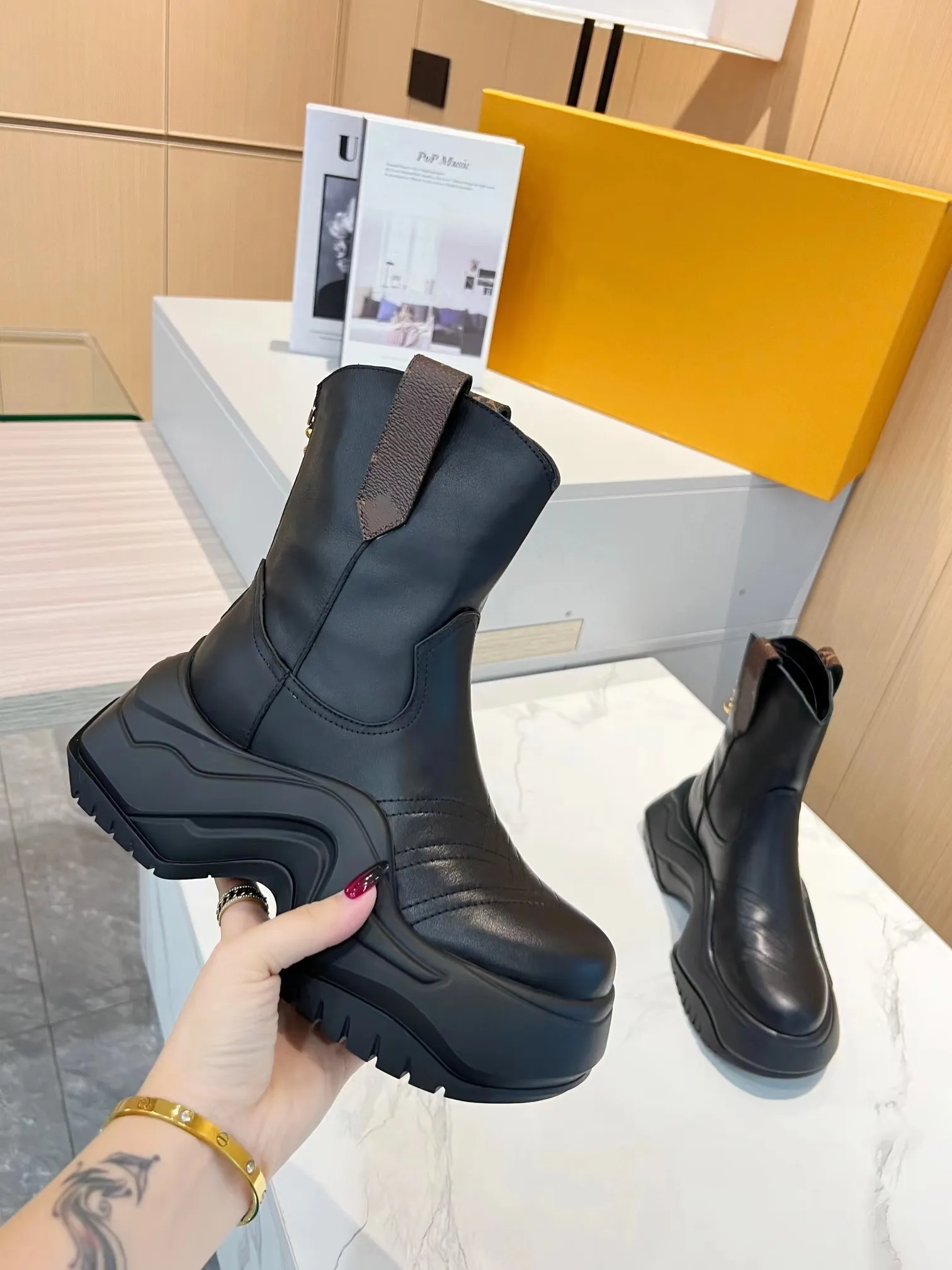 Scarpe firmate occidentali Stivali firmati scarpe di alta qualità Autunno Inverno Donna Per slip-on Punta tonda Stivaletti Uomo Fibbia Moto Lussuosa marca da donna Breve