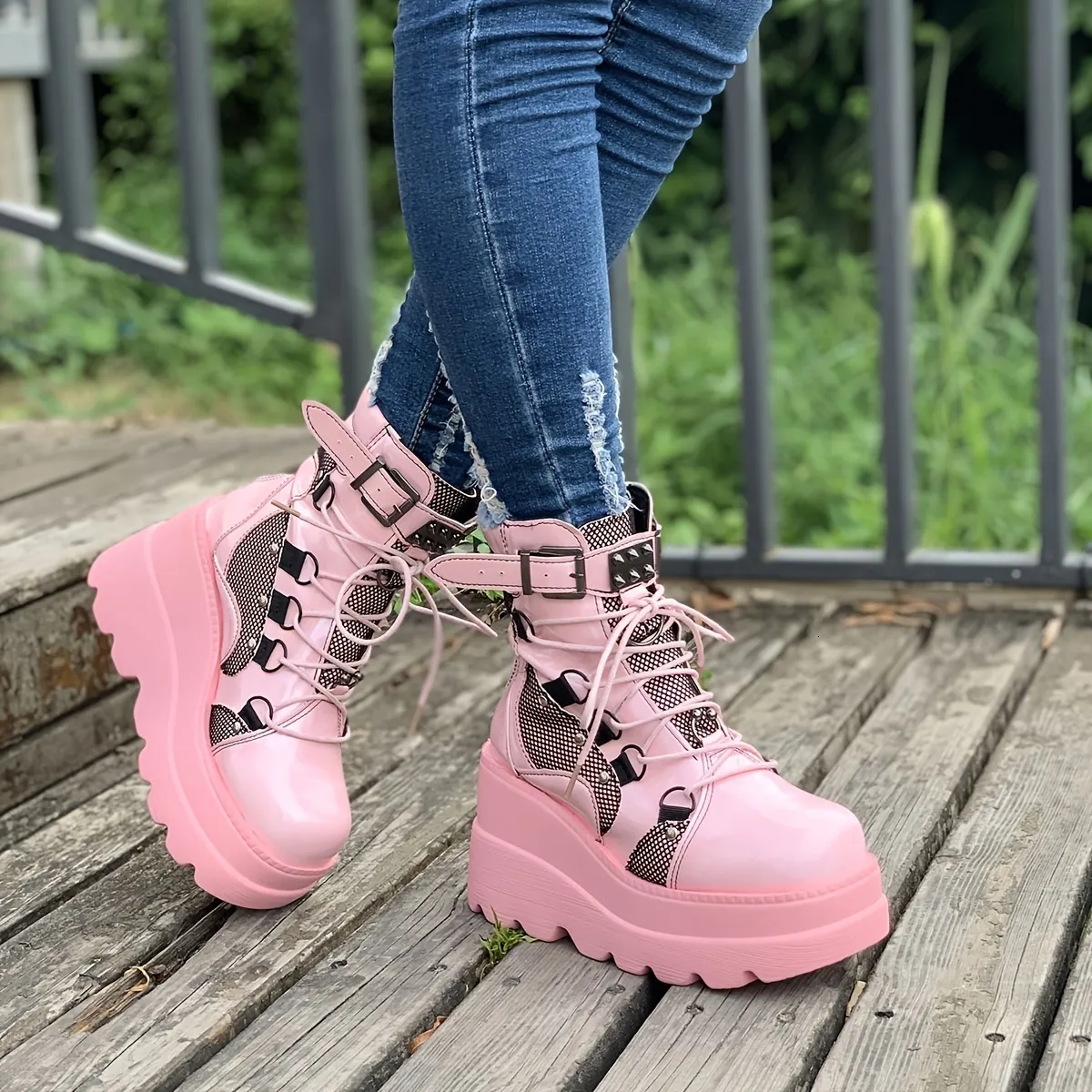 Botas Botines Y2K estilo punk para mujer Tacones de cuña con cordones y hebillas con tachuelas 230825