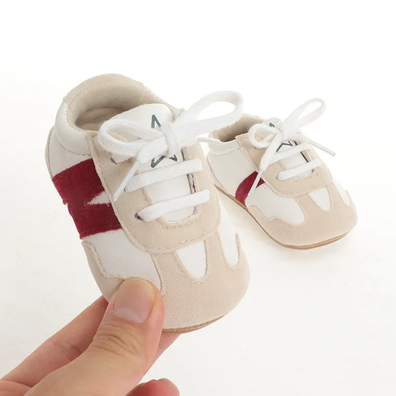 Första vandrare mode babyskor födda flickor pojkar mjuk anti slip pu mocka läder sneakers hårt ensamför förbipasserande 018m 230825