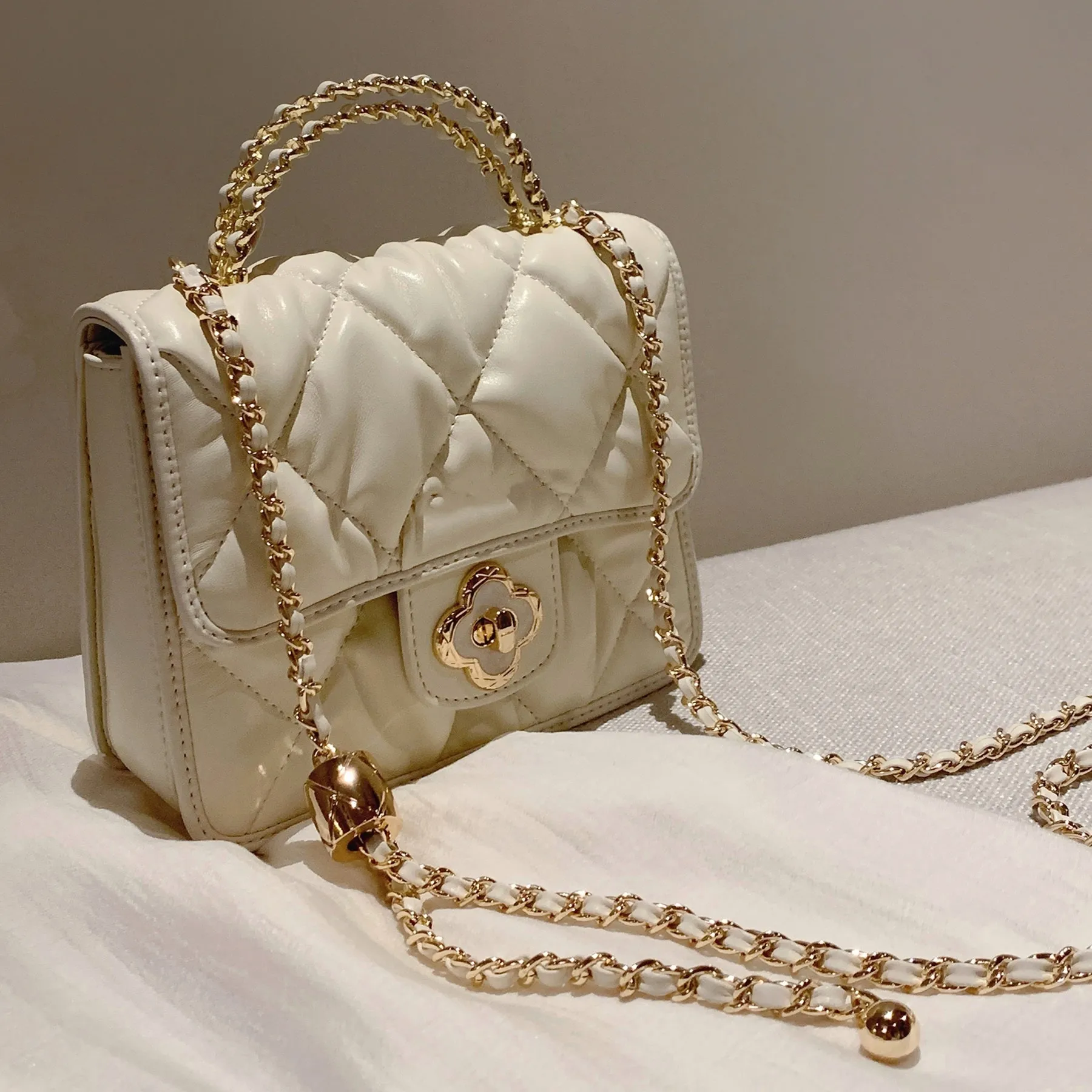Witte pu lederen klep schoudertas met gouden ketting crossbody tas voor vrouwen effen kleur binnencompartiment dekafsluiting preppy stijl