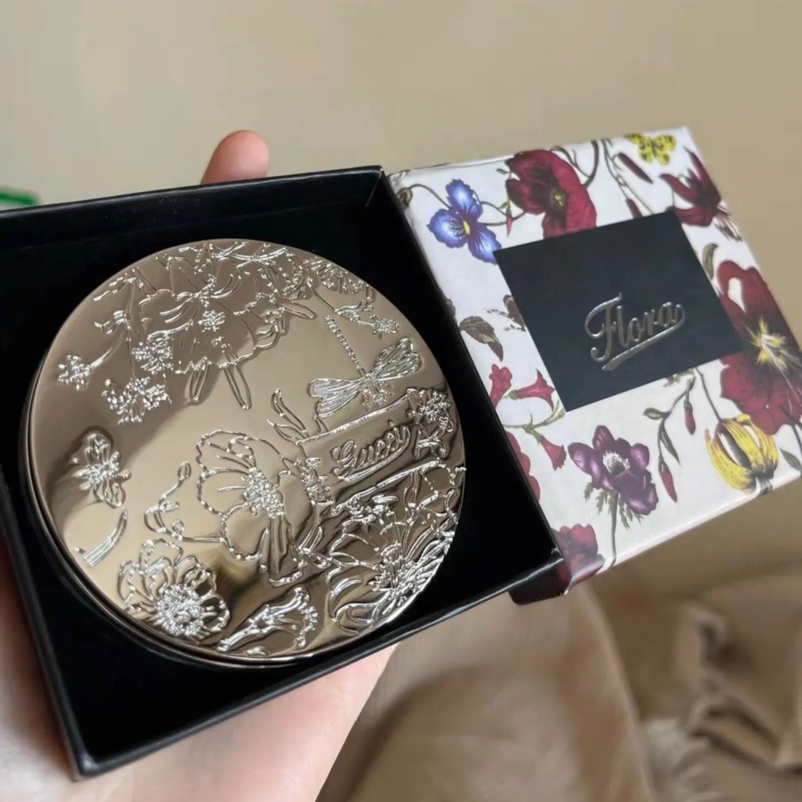 Kompakta speglar Flora Luxury Silver Compact Mirror Travel Makeup Mirror rostfritt stål Pocket Vanity Mirror 2 Sided Portable Folding Mirror 230826