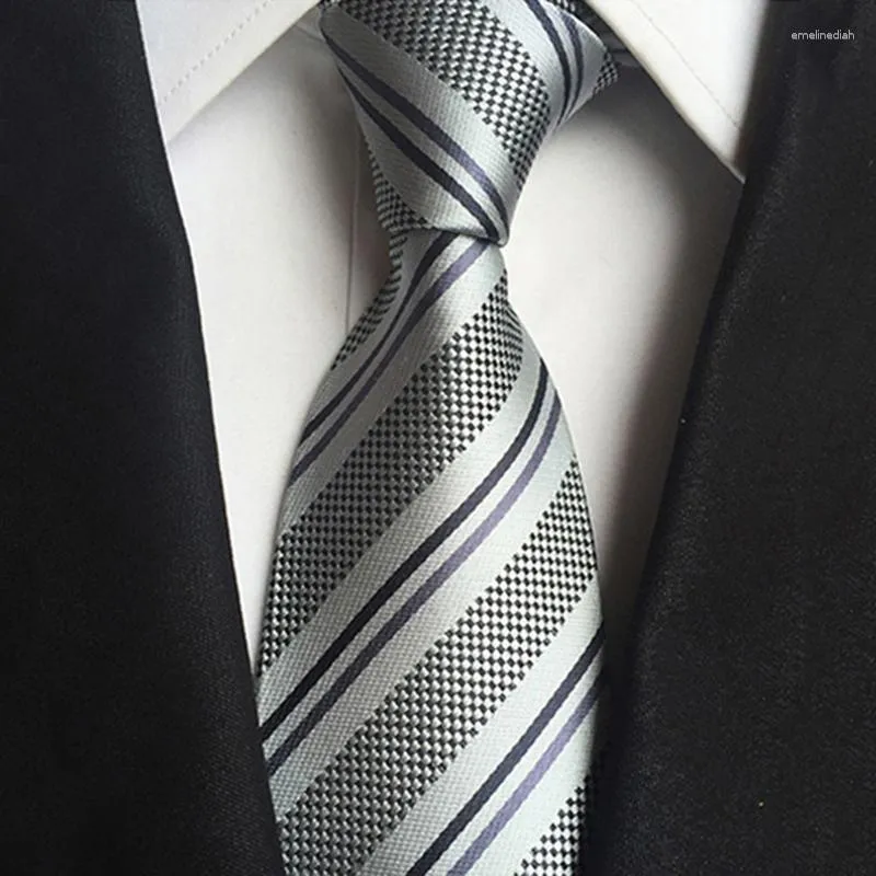 Traje gris corbata amarilla hotsell