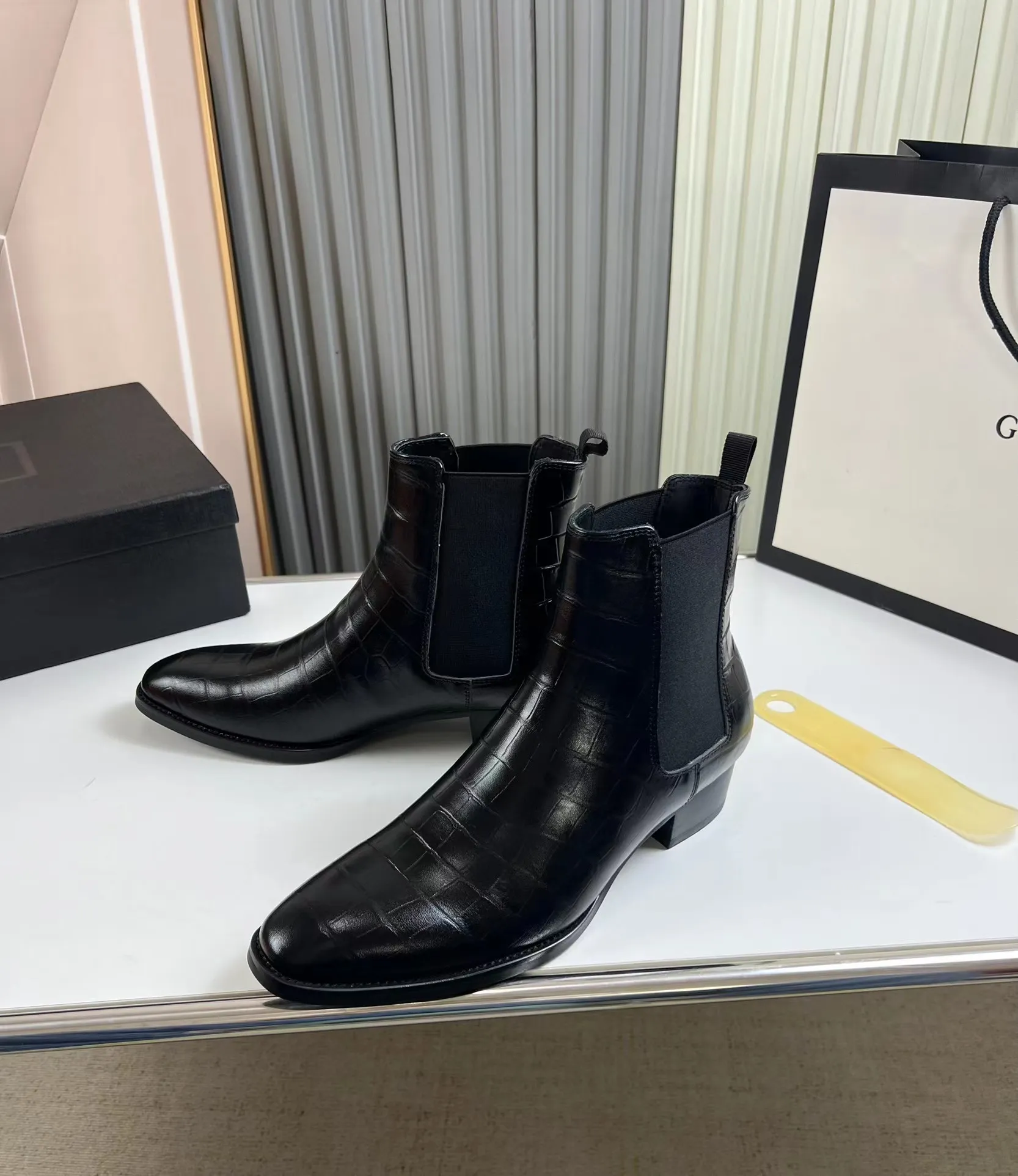 Designer Mens Ankle Boots korta skor gummi utomhus promenad vinter chelsea mode stövlar skor äkta läder glid på bagage 38-45