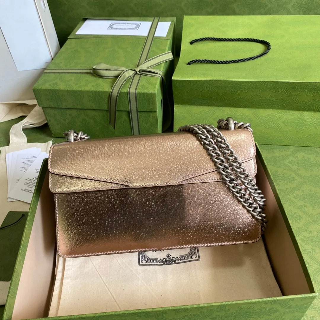Borsa di design di lusso in borsa trasversale in pelle dorata metallica con un portachiavi che può essere utilizzato per attaccare la borsa a una borsa più grande separata