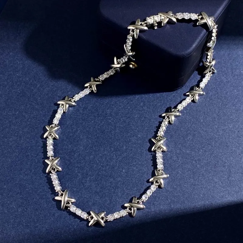 2023 jolis colliers mignons de haute qualité longue croix en argent perles de cristal transparentes collier pour femmes avec sac à poussière et boîte
