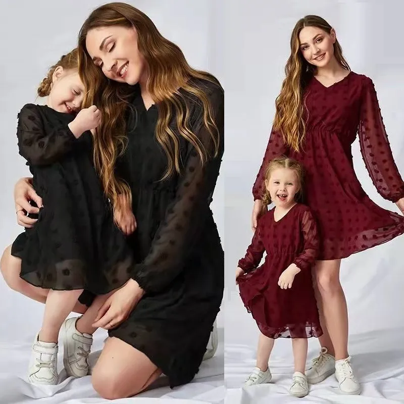 Family Matching Outfits V Neck Mother Daughter Dresses Set Spring Mom Mum Baby Mommy and Me Clothes Fashion Women Girls Mesh Dress 230826