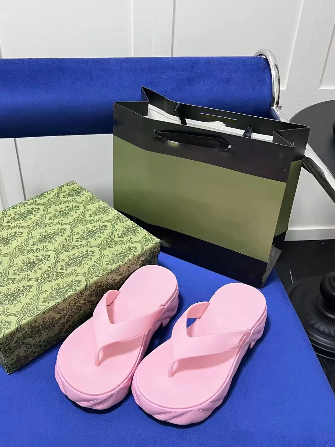 Chinelos de estilo europeu e americano para uso externo, saltos grossos, material plástico solúvel amigável, solas grossas, sandálias gelatinosas transparentes Flip Flops