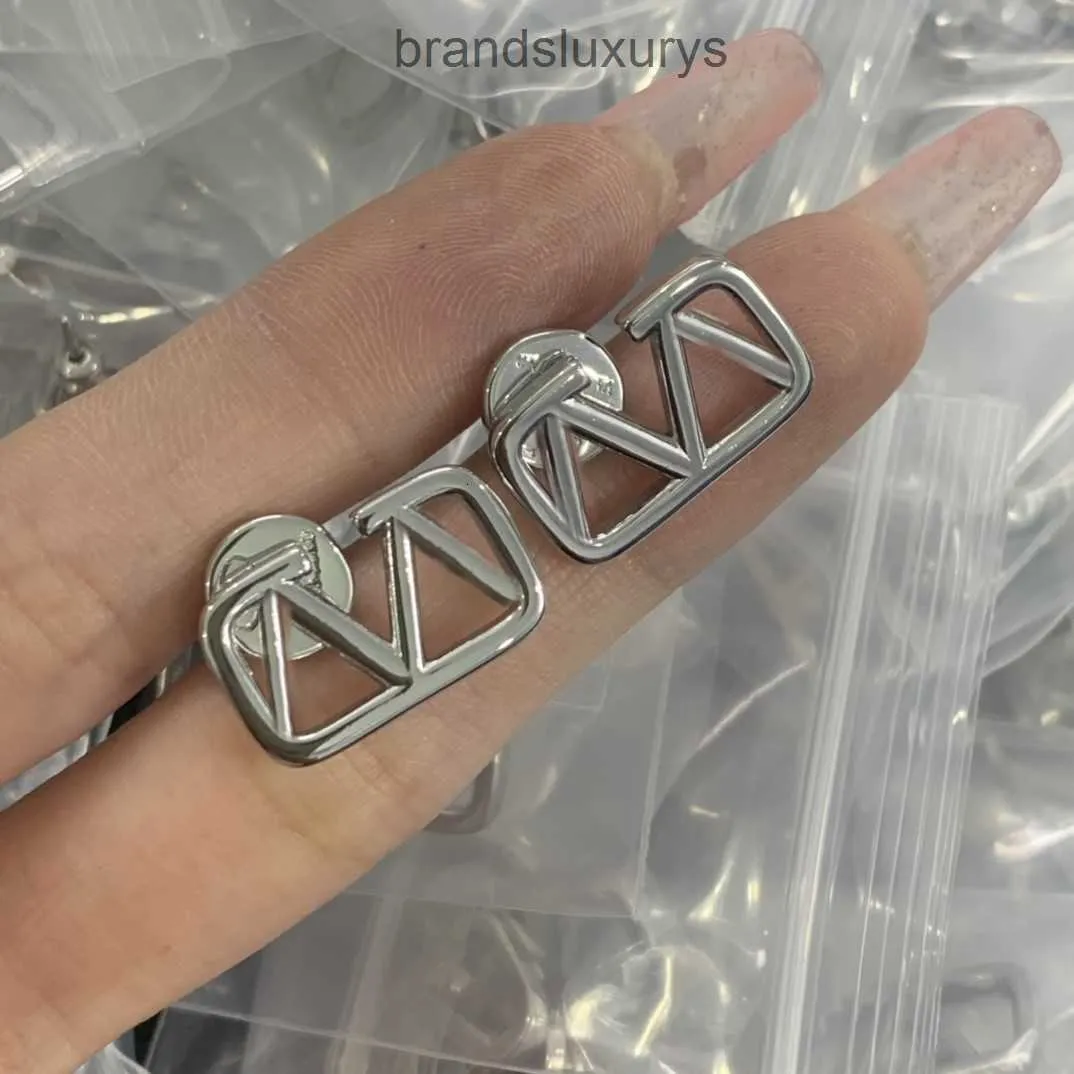 2023 Verschiedene beliebte Farben Ohrringe Designer für Frauen Trendy Geometrische Gestüt Valentinosität Luxus Gold Herzform Perle Kristall Gold Doppel gegen Buchstaben Schmuck kh4d